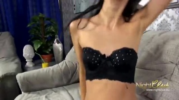 Vékony főiskolás tini lány és a nagy fekete farok Thumb