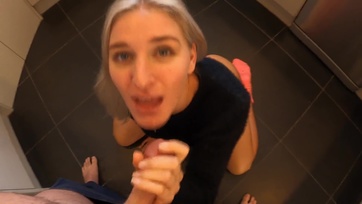 Amatőr barátnő mélytorkosan szopja Thumb