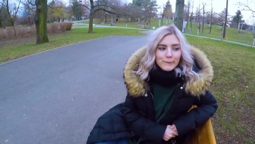 Fiatal 18 éves tini lány pénzért cumizik a parkban Thumb