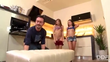 Két tini szépség játszadozik a fasszal Thumb