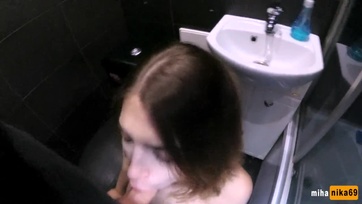 Amatőr csaj a wcben szopja a faszt Thumb