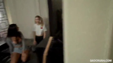 Tini lányok játszanak a fasszal Thumb