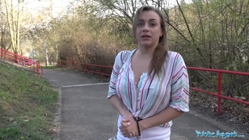 Fiatal tini lány pénzért dug a parkban Thumb