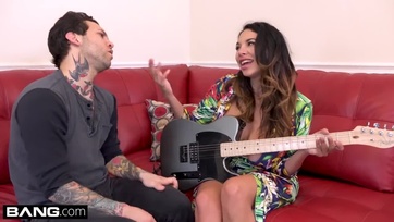 Missy Martinez nem csak gitár órákat vesz Thumb