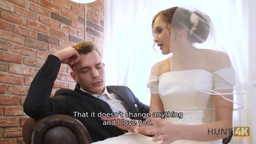 Fiatal menyasszony pénzért cumizik a vőlegénye előtt Thumb