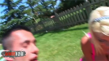 Szexis fiatal párocska élvezi a hármas dugást Thumb