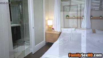 Beindult mostohahúgi leteperi a tetovált mostohabátyóját Thumb