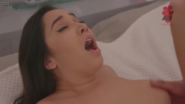 Kívánnivaló fiatal ribanc a beindult mostoha apukájával kupakol Thumb