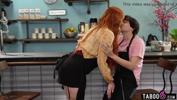 Nagy Cicis vöröshajú MILF mostoha anyuci keményen seggbe kefélve Thumb