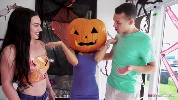 Felajzott tini fiú levetkőzteti és vadul megkúrja a csábító mostoha anyukáját Thumb