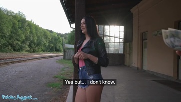 Utca ügynök publikus helyen suskáért cidáztatja és bassza a csábító luvnyát Thumb