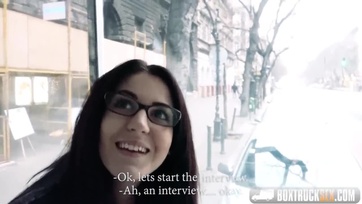 22 esztendős magyar fiatal ribanc pucéran szívja a lompost a pornó meghallgatáson Thumb