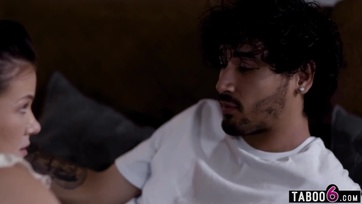 Hozzáértő milf nevelő anyu szívesen oktatja hemperegni az amatőr tini párt Thumb