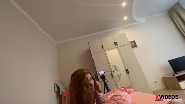 Karcsú vöröske egyetemista suna cumizza a péniszt és baszatja magát egy haverjával Thumb