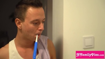 Magyar tini punci osztozkodik a mostoha testvére dákóján a buja barátnőjével Thumb