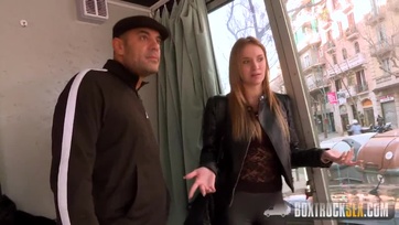 Nyilvánosan csípik fel a gyönyörű milf bébit és döngetik meg keményen a transzparens teherautóban Thumb