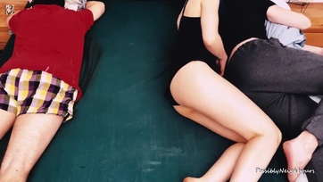 A kis pajkos szajha kettyintett a csávója cimborájával amíg ő mellettük szunyókált Thumb