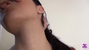 Kedves fiatal leányzó kukkerben pinán farkalva és arcon lőve Thumb