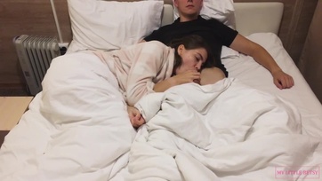 Tündibündi fiatal ribi egy lazító franciázással lepi meg a férjét filmnézés közben Thumb