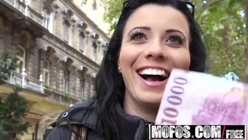 Felcsípte a magyar kurvát a bátor utca ügynök és egy kis zsozsóért meg is dughatta Thumb