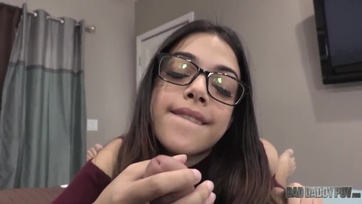 Egy kis cumival és a fazonigazított szűköcske vaginájával kért bocsánatot a mostohaapjától Thumb