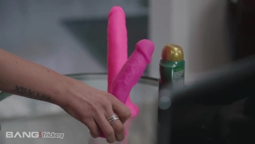 A nagypöcsű srác meglepte a nagy cicis nevelő anyukáját webcamezés közben Thumb