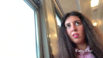 A perverz 18 éves csajszi megmutogatta a bugyikáját és megráncigálta az anonim srác faszát Thumb