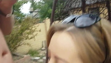 Basznivaló milf hölgyemény szopja a fiú bazinagy makkját és bepuszilja az összes gecijét Thumb