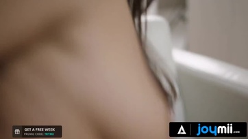 A hatalmas mellű dajka leteperte a foglalt főnökét aki telegecizte a feszes nyílását Thumb