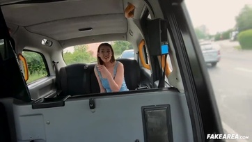 18 éves fiatal bébi mutogatja a dudáit és belecsücsül a jókora dákóba Thumb