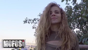 Egy kis pénzért megmászta és beleverte a pofijába a vastag virslit a kalandvágyó tini Thumb