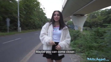 Imádja a pénzt a kalandvágyó tini suna úgyhogy széttárta a lábacskáit az idegen férfinek Thumb