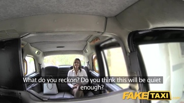 Szexi MILF nő szívesen a pofikájába vette a tököt miután őrülten popócskán farkalták vele Thumb