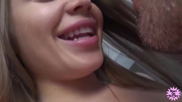 Veszettül csábos alacsony kiscsaj pattog a bráneren és happolja a rengeteg tejet a pacekjára Thumb