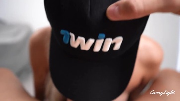 Vadóc 19 éves tini csaj szökdel a kerekalakú fenekével a palija álló péniszén Thumb