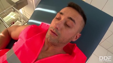 Dögös magyar ápoló kényezteti a páciens fütyijét majd keményen megmássza azt Thumb