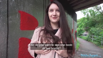 A cukimuki bige miután megmutizgatta a kebleit egy kis kápéért a combjait is szétnyitotta Thumb