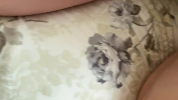 Már kora reggel lángolt a nagycickós hölgyemény vaginája úgyhogy rácsücsült a palija péniszére Thumb