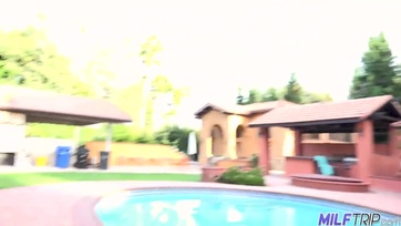 Meztelenre vetkőzött a csöcsös milf szexbomba és beleült a tini csávó kolbászába Thumb