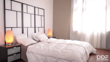 Bohó szőke magyarországi ribi a kívánnivaló barátosnéjével cserélgetve táncol a giganagy répán Thumb