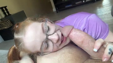 Az imádnivaló vörös hajú fiatal csajszi boldogan rácsücsült a mostoha tesója megtermett faszára Thumb