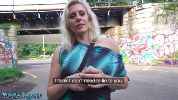 Egy kis stekszért hozzájárult a szöszi milf nő hogy nyilvánosan szétkúrjam a puncikáját Thumb