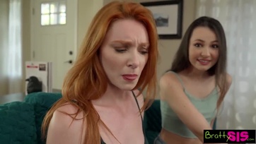 A mostoha húgicám kéjes barátnője rászedett hogy szedjem le a nacim és vágjam be a nunijukba Thumb