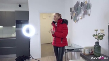 Felhívta magához az álügynök a sexy magyarországból való tini suncit és belógatta a faszát a pinácskájába Thumb