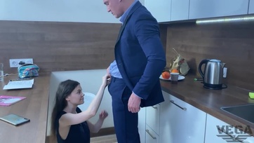 A konyhabútornál leszívatta és jól megdöngette a cukimuki 18 éves mostoha húgát a délceg kölyök Thumb