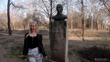 Felszedte a nagy mellű szöszke hazai cicát a közparkban hogy alaposan megfarkalja a kis muffocskáját Thumb