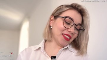 Felugrott az íróasztalra a vadító szőke tanárnő és félrerántotta a tangabugyikáját hogy berakjam neki Thumb