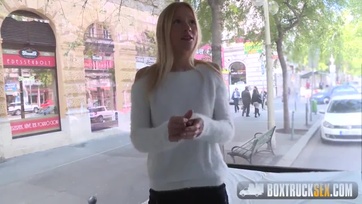 Pucérra vetkőzött a pesti szőkehajú leányzó a tehergépkocsiban és szerteszéjjel farkalták a nunusát Thumb