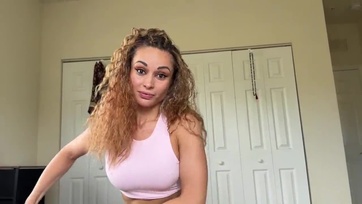 A fitnesz nevelő anyu rászorított a kölyke faszára majd beeresztette a fazonra nyírt punijába Thumb