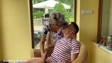 A dúskeblű kéjsóvár ancika rácuppant a fogadott fia gigászi péniszére Thumb